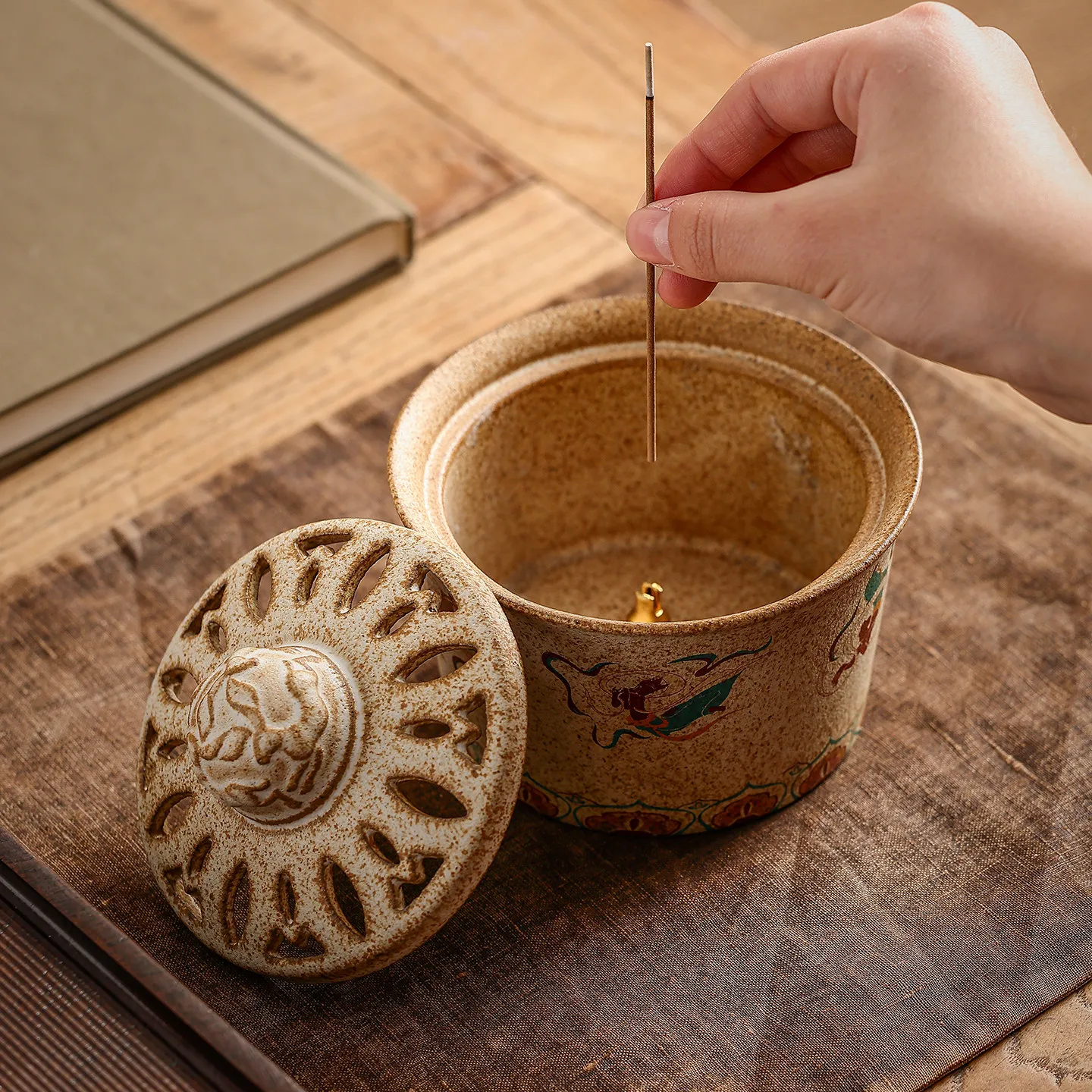 

Керамическая курильница в деревенском стиле, расписанная вручную, в ретро-китайском стиле, с полой крышкой, для благовоний в палочках и спиралях, декор для чайного столика и медитации