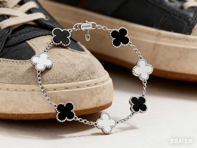 Glamurosa pulsera con dijes de múltiples tréboles con ónix y pavé de diamantes en plata, una joyería de moda de lujo para una sofisticación opulenta