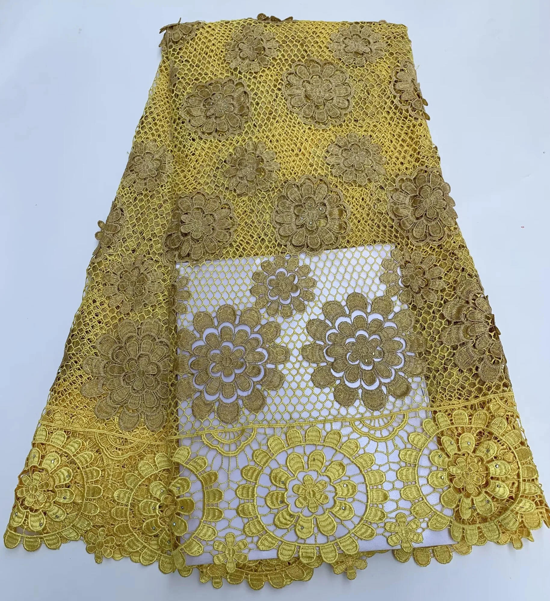 

Новейшее африканское водорастворимое кружево 2026: роскошная вышивка, стразы, гипюровое кружево для банкетных и праздничных платьев, шитья