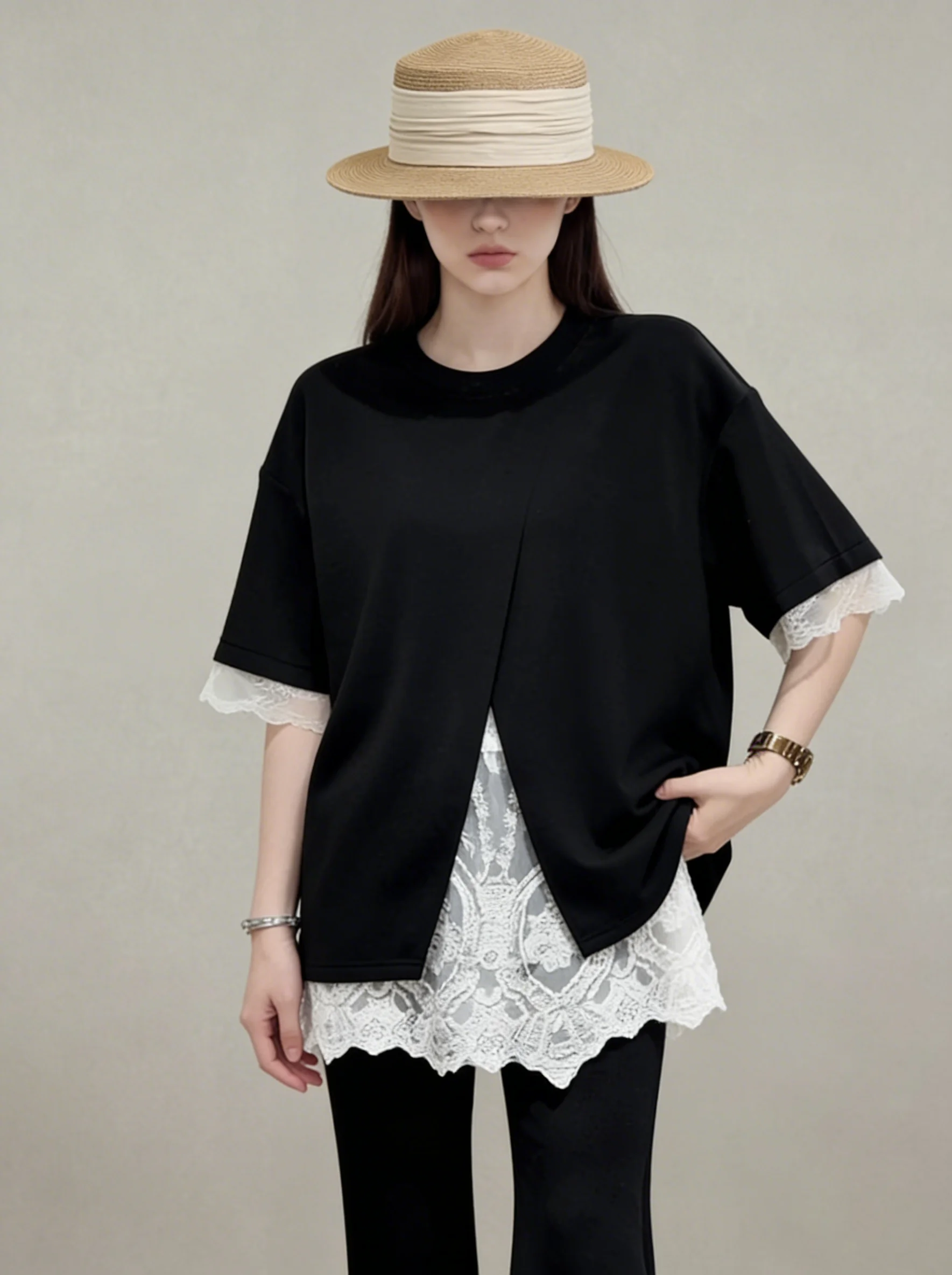 

Черный комплект: футболка с кружевными вставками и коротким рукавом, брюки с высокой талией. Женская модная повседневная одежда для весны, идеально подходит для фигуры типа «груша».