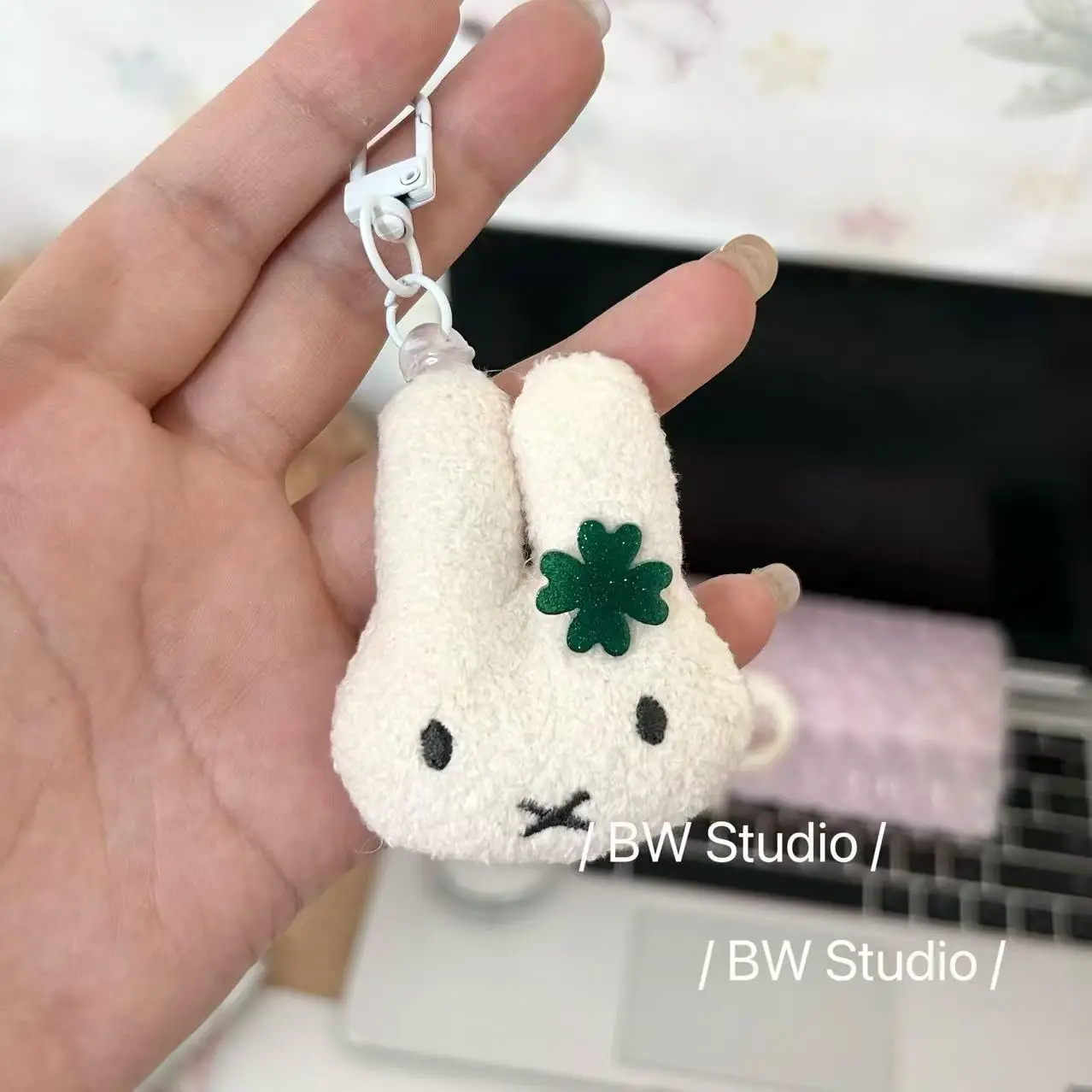 ミッフィーかわいいぬいぐるみウサギの頭キーホルダー漫画バックパックペンダント甘いピンクかわいい人形おもちゃ女の子の誕生日ギフト