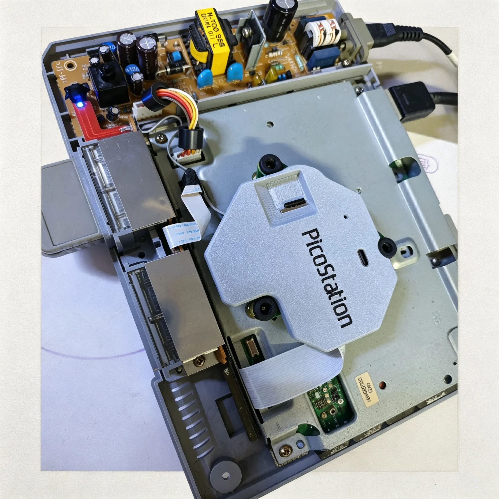 PU-18/8 PicoStation ODE – zestaw do PS1 (PlayStation 1) umożliwiający grę bez potrzeby używania płyt, z oprogramowaniem RC4, łatwą aktualizacją i kompletnym zestawem, bez karty TF. — zdjęcie produktu 3