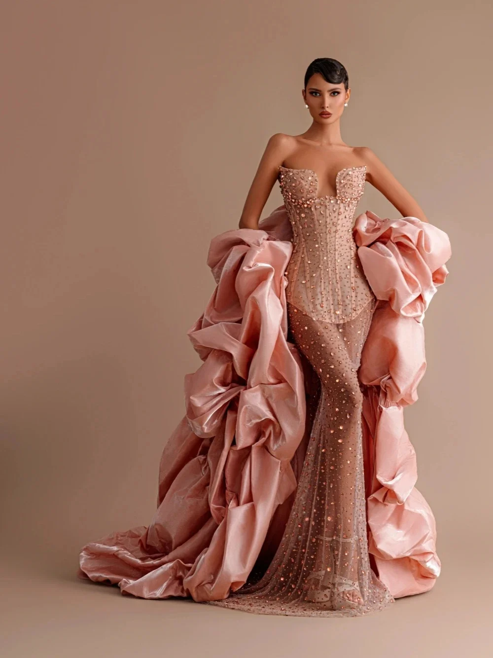 セクシーなクリスタルストラップレスイブニングドレスカスタマイズされたファッションノースリーブシースループロムドレス、フリルラップパーティードレス付き