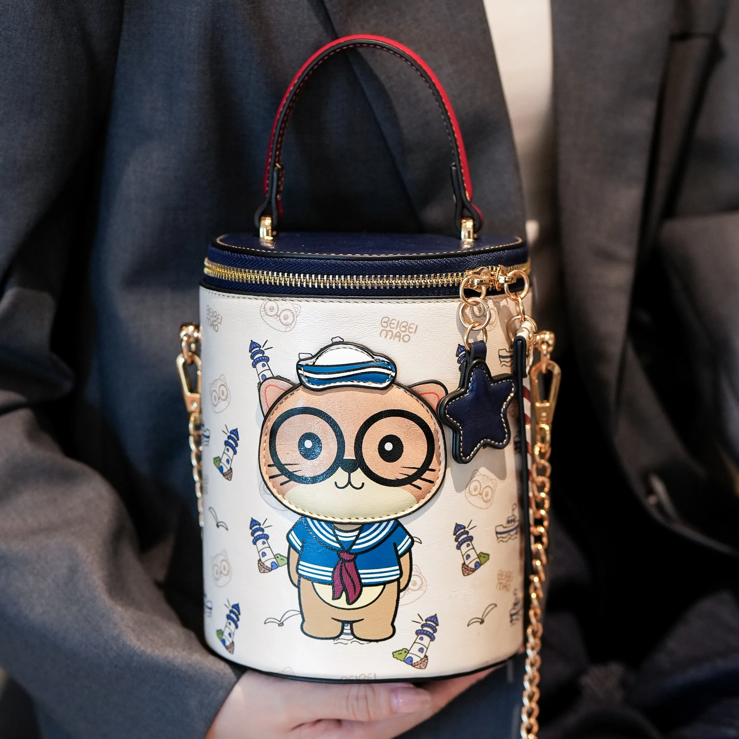 

2023 New Cartoon Bear Design Bucket Cylindrical Bag Women's Crossbody Fashionary Handbag Casual Carryalls Tote
