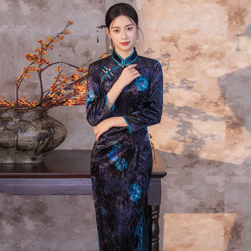 

Синий бархат, китайский стиль, осенний Cheongsam с длинными рукавами, новинка 2025, женское облегающее платье в стиле ретро, осень и зима Qipao