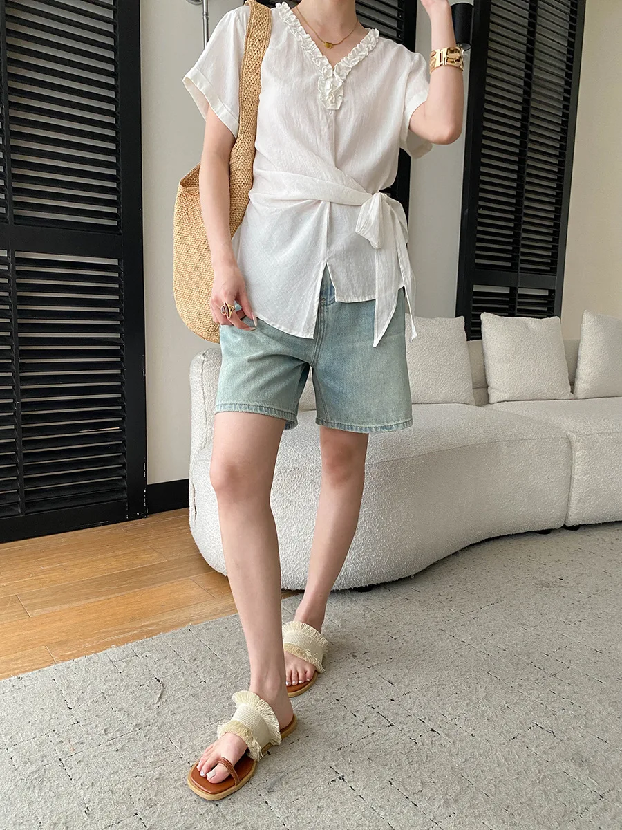 Sommerliches Damen-Shirt in unifarbenem Design mit V-Ausschnitt, Bördelkante und Taillenband, Kurzarm – Detail 14