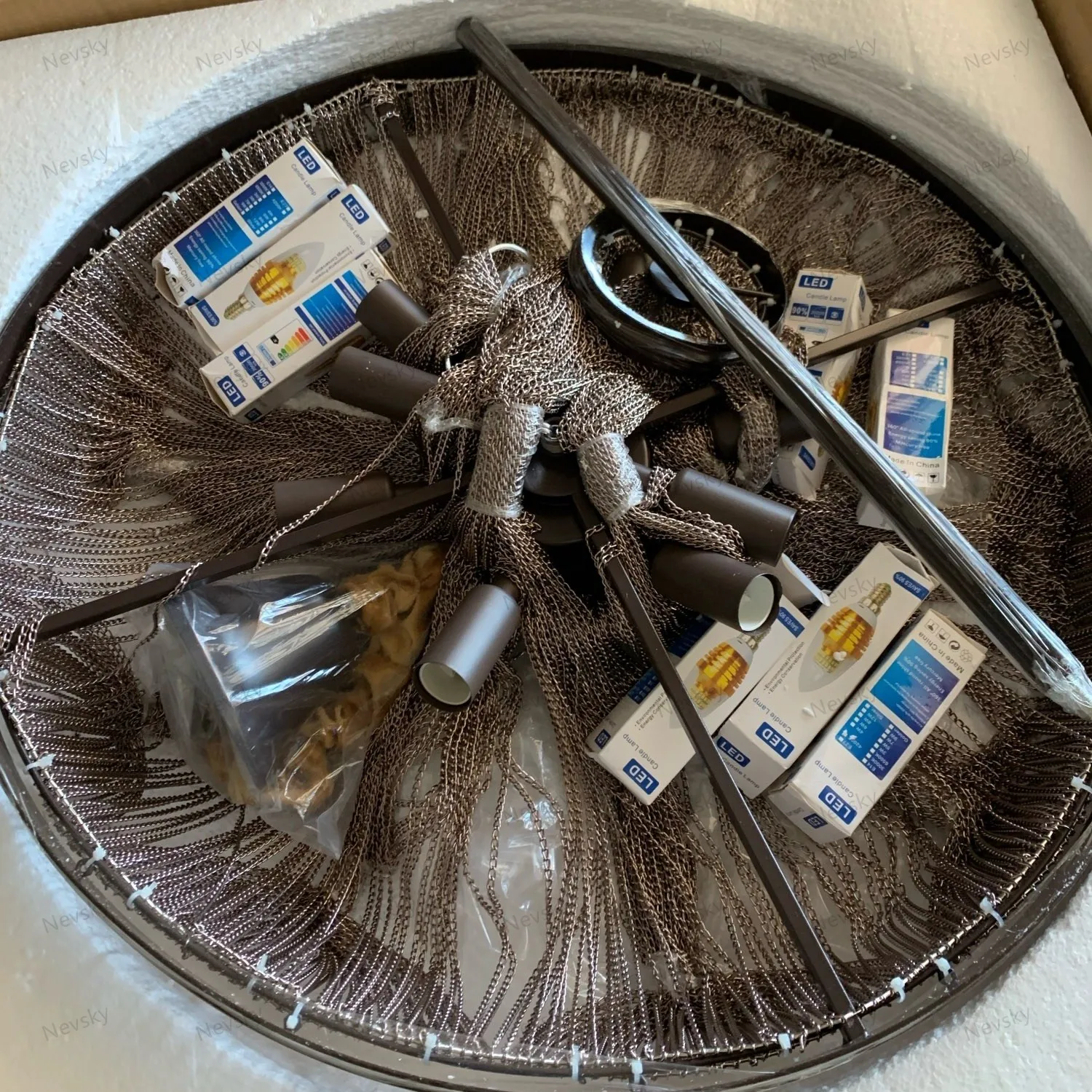 Lampadario scuro con acqua corrente