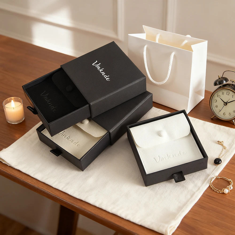 

8x8x1,7 см, черный логотип, шкатулка для драгоценностей, сумка, ожерелье, серьги, упаковочные коробки, конверт из микрофибры, чехол для ящика из крафт-бумаги