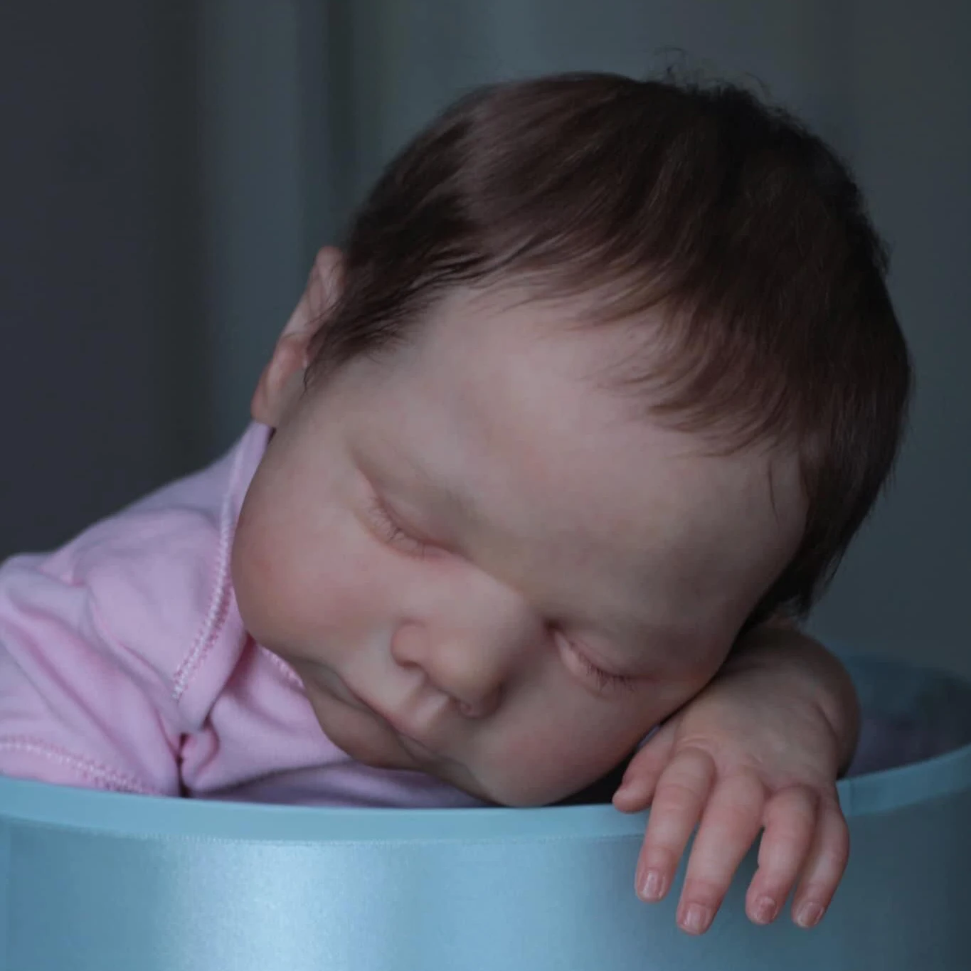 دمية للأطفال حديثي الولادة 18 بوصة من طراز Miley مطلية مسبقًا على شكل عيون مثل الصورة ذات لمسة ناعمة ثلاثية الأبعاد وشعر جذر يدوي مرئي