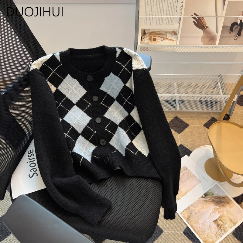 

DUOJIHUI Basic O-neck Chic Plaid Knitted Sweater Women Cardigan Autumn New Fashion Single Breasted Simple Casual Female Cardigan