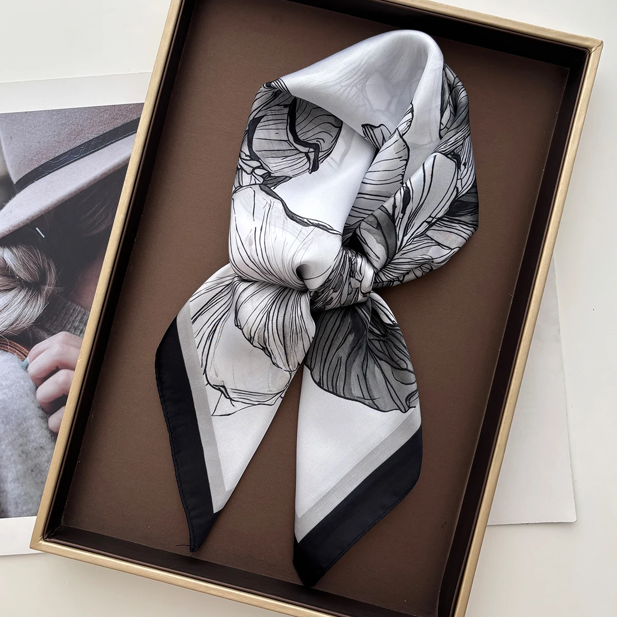 Eleganter Blumen-Seidenimitat-Schal für Damen, quadratische Haarbänder, Foulard, weibliches Bandana, Halstuch, Stirnbänder, Neu 2026 – Detail 4