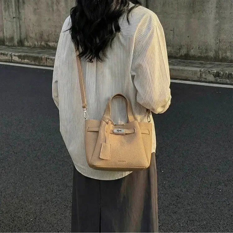 2026 New Commuter Women's Bag Light Luxury Niche Korean Version Fashion Vegetable Basket Bucket Bag Retro Simple Handbag
