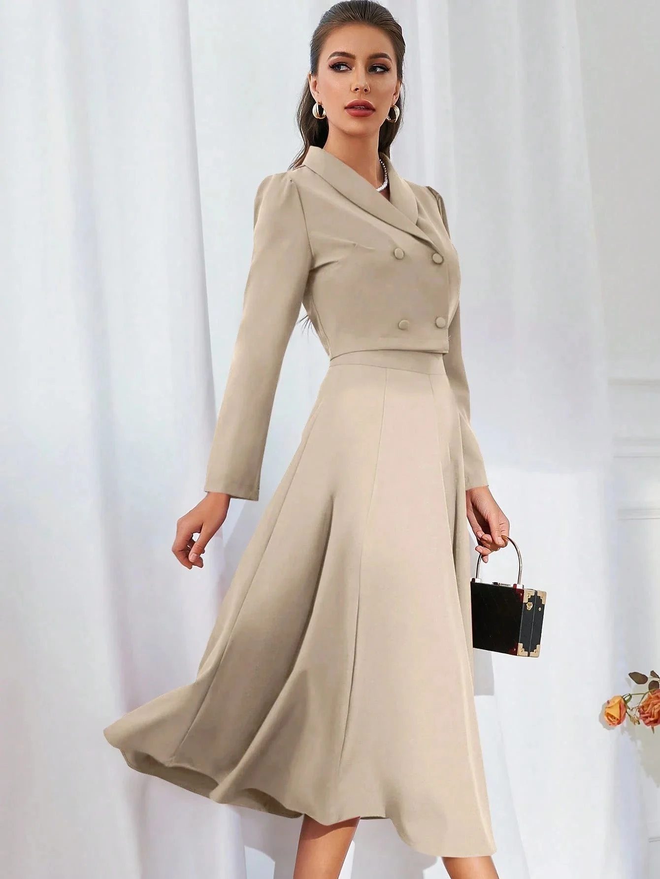 

Женский элегантный костюм-двойка: укороченный двубортный пиджак с лацканами и длинными рукавами + плиссированная юбка миди А-силуэта с высокой талией, для официальных мероприятий