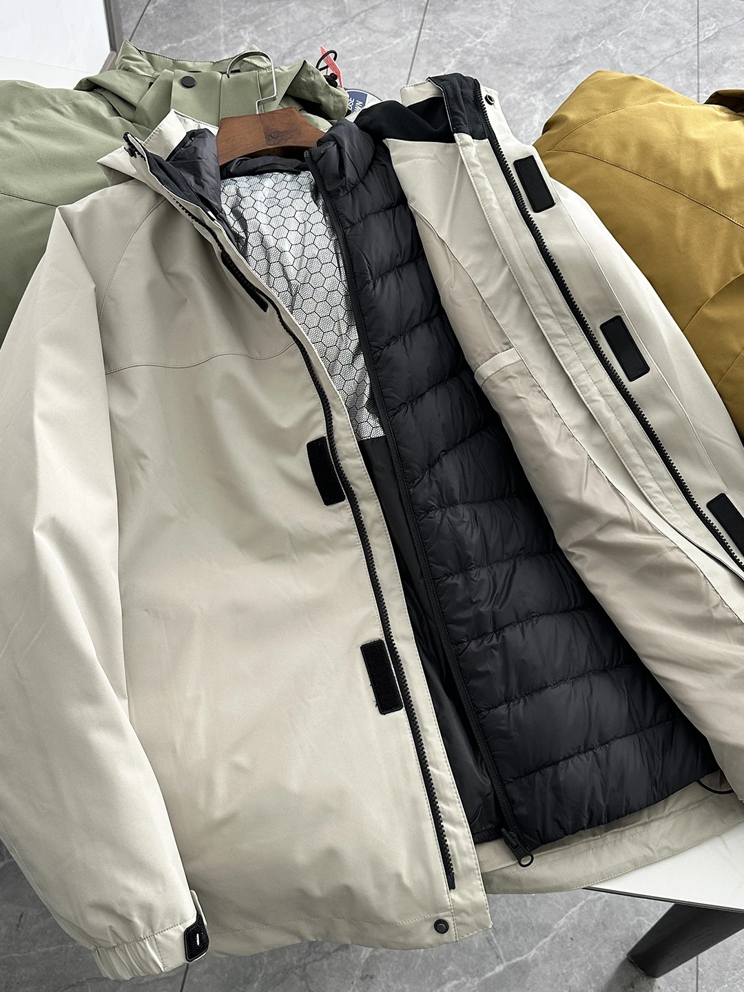 

Мужская уличная футболка в одном на пуху Jaet Съемное све Теплое пальто из полиэфирного волокна Легкая пушистая удобная молния