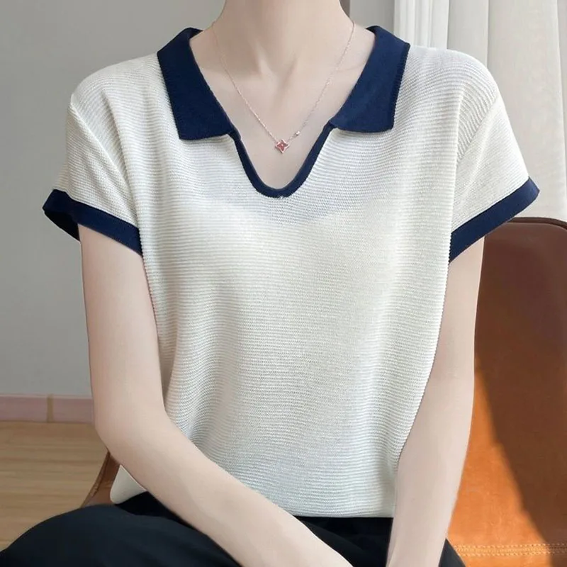 بلوزات أنيقة بأكمام قصيرة ورقبة على شكل حرف v مناسبة تمامًا ملابس نسائية لصيف 2025 قطع علوية كورية فضفاضة جديدة قمصان مكتب للسيدات