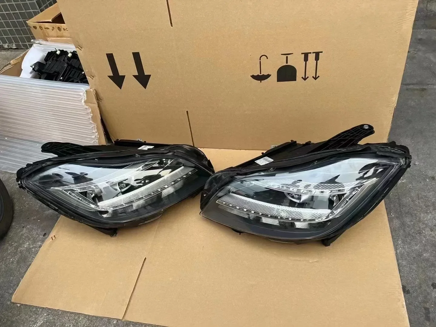 

For Mercedes Benz CLS250 300 upgrade Car LED Headlight headlamp Angel eye DRL Daytime Running Light Turn Signal Projector Lens