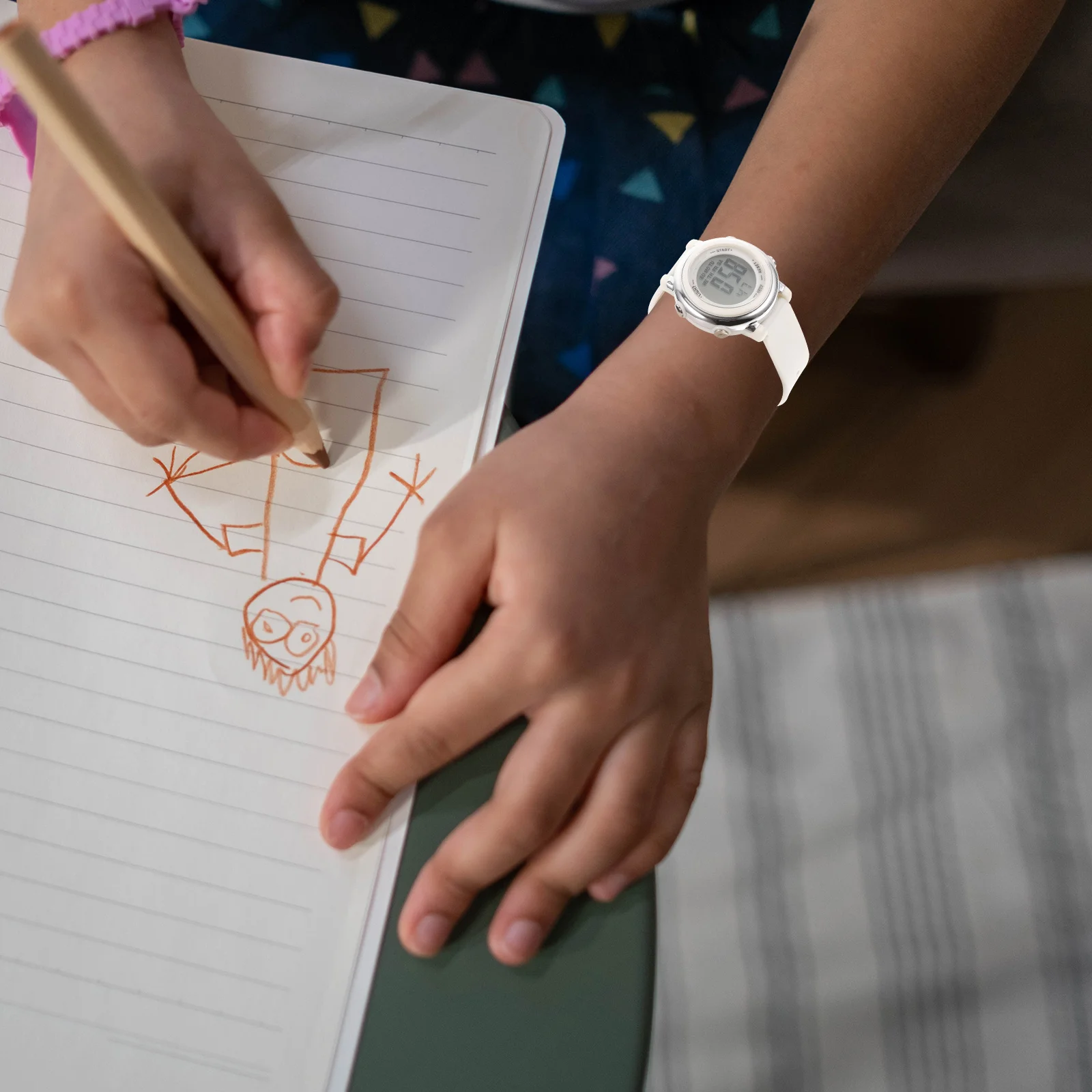 ساعة إلكترونية مع ضوء ليلي مقاوم للماء، خاصية دقيقة لحفظ الوقت، حزام مريح وخفيف الوزن #3