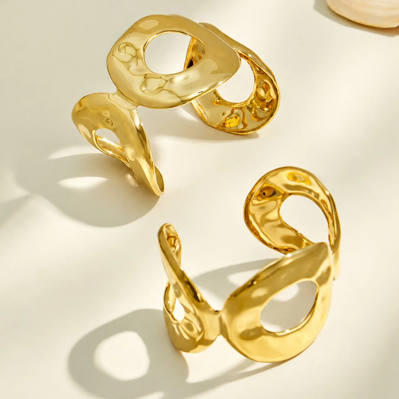 316L Edelstahl-Armreifen, Hohler Breiter Armreif, 18k Vergoldet, Massive Offene Armbänder, Strukturiertes Manschettenarmband für Damen – Detail 8