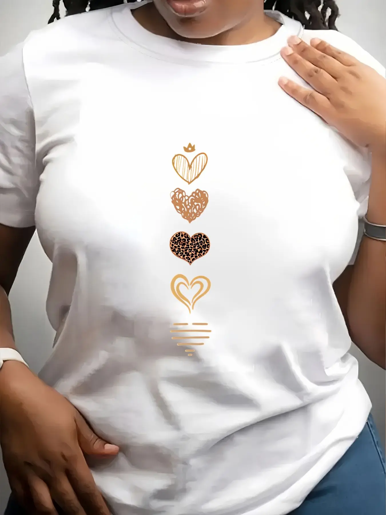 Women's Trendy Crew Neck T-Shirt Vertical Gold Heart Pattern Print Suitable for Casual Sportswear