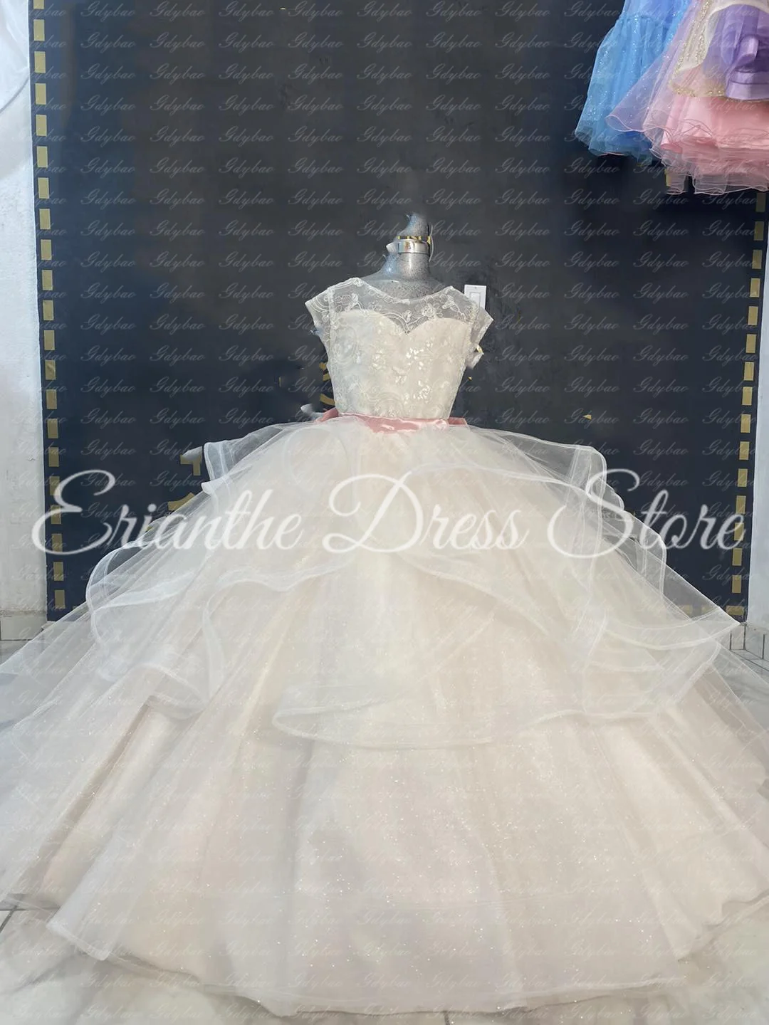 Sukienka dla dziewczynki na wesele w kolorze kości słoniowej, tiulowa, bufiasta, z różową kokardą, elegancka, na urodziny dziecka, Pierwszą Komunię Świętą, suknie balowe, szyta na miarę.