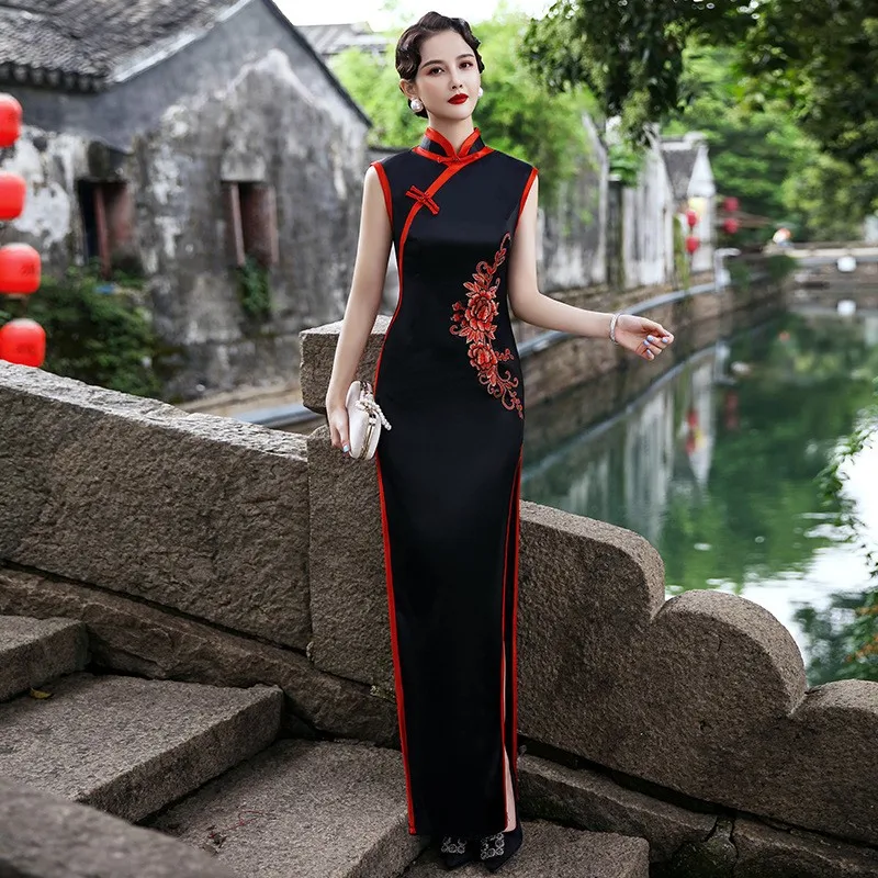 The runway cheongsam has been improved featuring long and elegant performance costumes for middle-aged elderly models