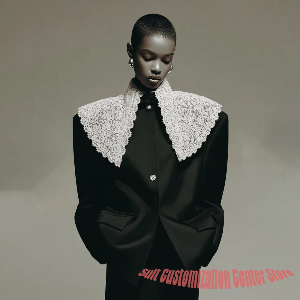 Czarny damski komplet dwuczęściowy: prosta marynarka zapinana na jeden guzik z efektownym koronkowym kołnierzykiem typu Peter Pan, idealna na wieczorne przyjęcia.