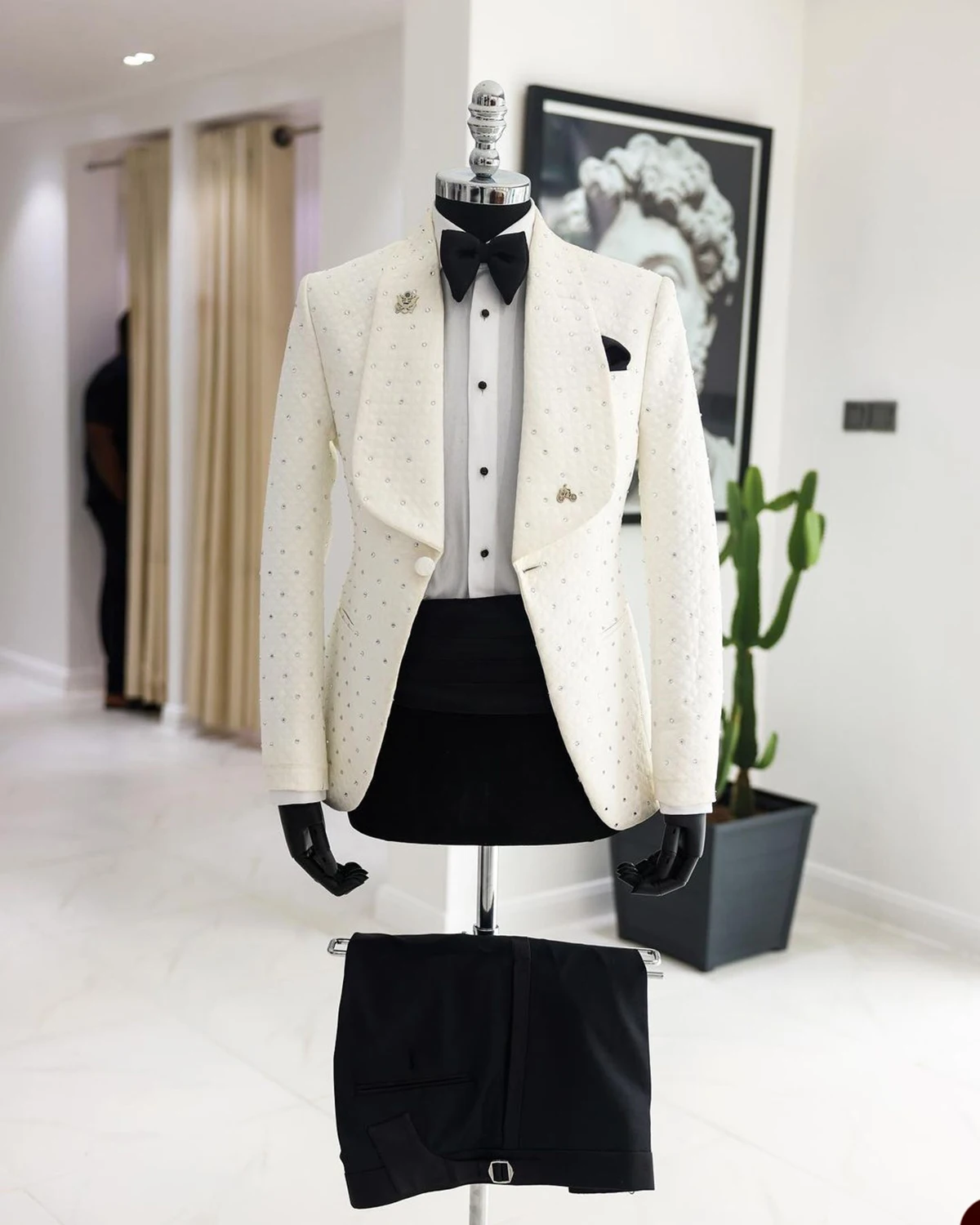 Men\'s Suit 2 Pieces White Blazer Black Pants One Button Wide Lapel Business Beads Formal Work Wear Wedding Groom Costume Homme