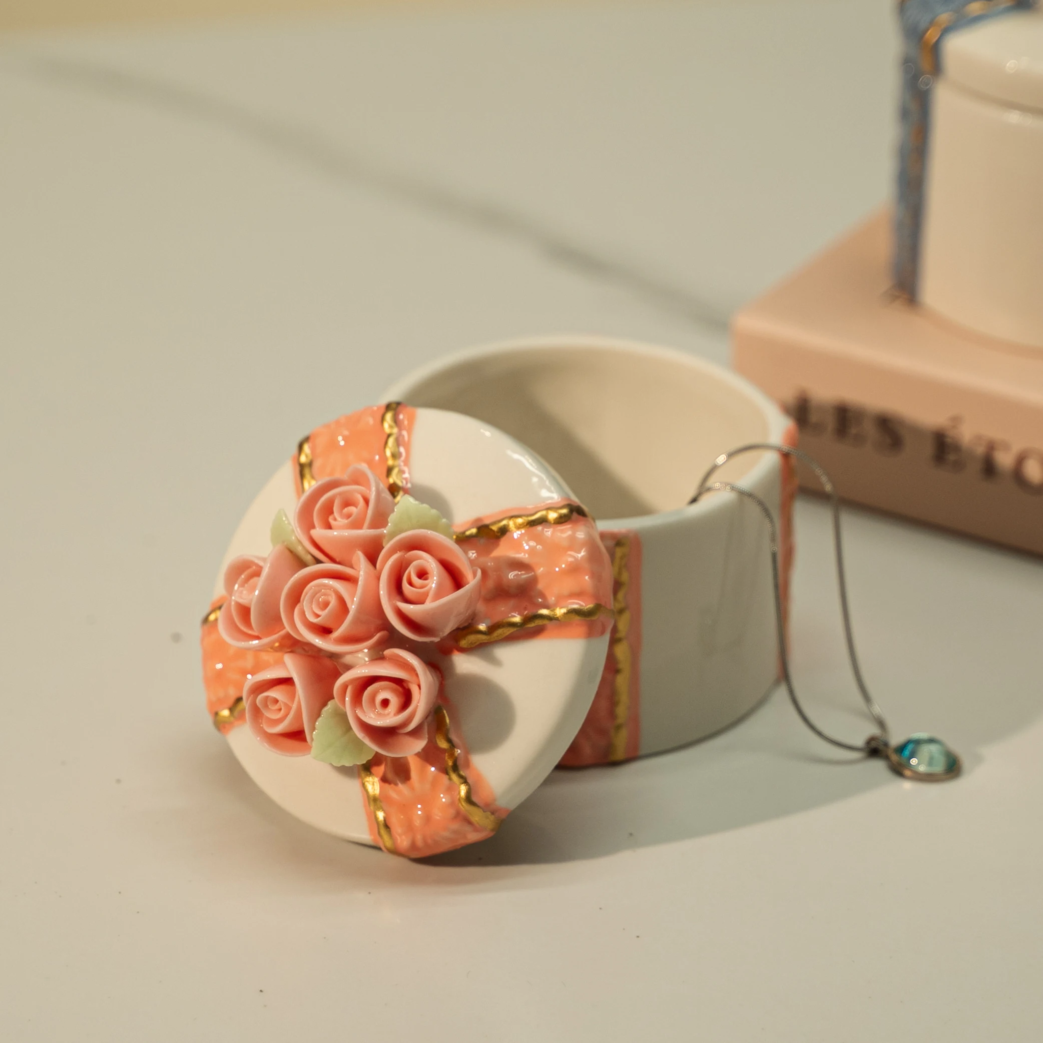 

Ceramic Hand-squeezed Rose Jewelry Box Decorative Vintage Jewelry Organizer for Women Wedding Ring Box