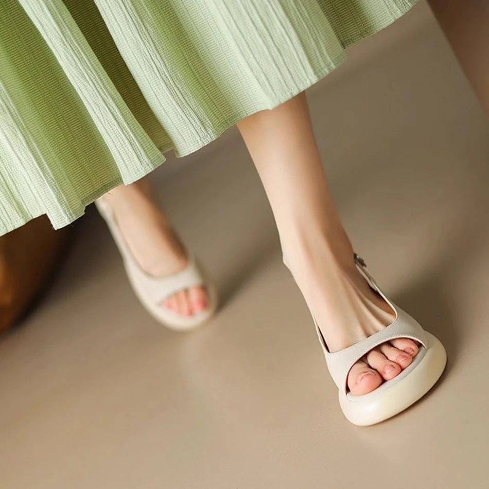 

Новые легкие босоножки на одном ремешке на толстой подошве 2025 года — это летняя верхняя одежда с открытым носком на толстом каблуке для женщин.