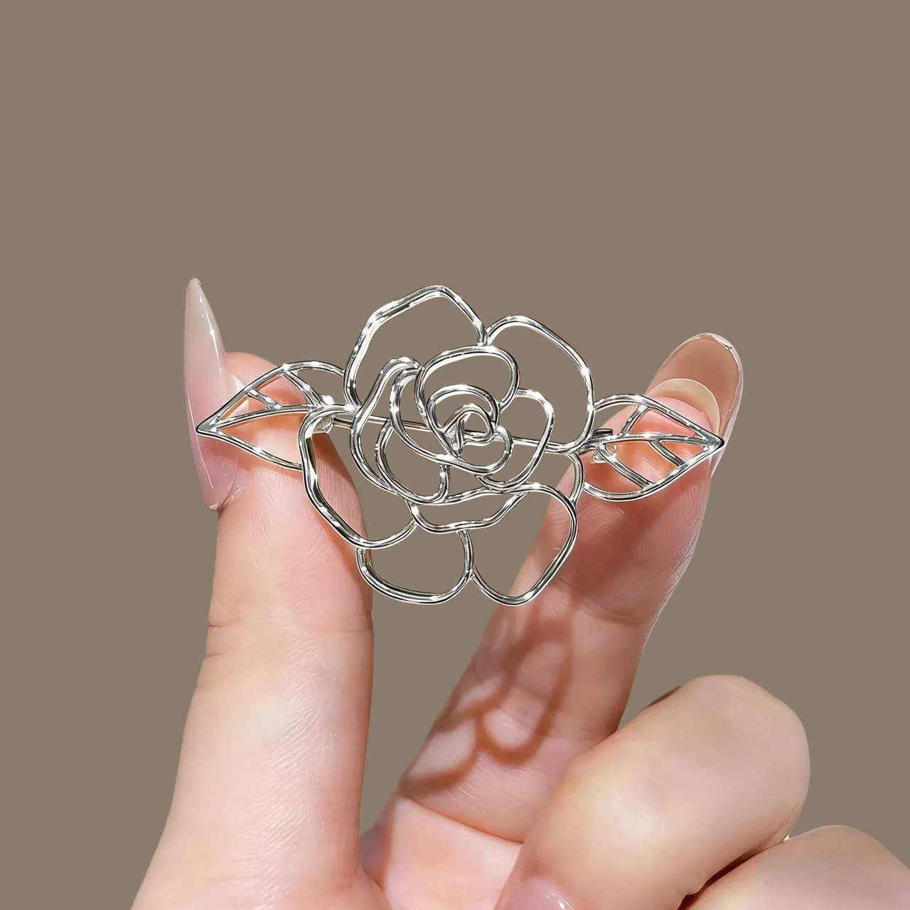 Korean Fashion Metal Hollowed Out Rose Brooches For Women Elegant Camellia Flower Badge Pins Clothing Accessories Friend Gift