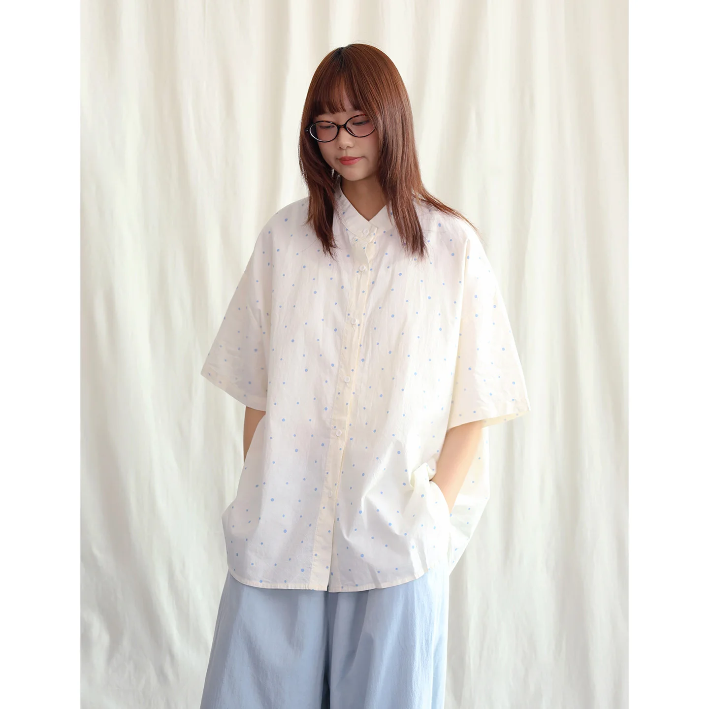 

Синяя рубашка в горошек с круглым вырезом и одной пуговицей, свободного кроя в японском стиле, из чистого хлопка, с короткими рукавами, женская летняя дышащая рубашка