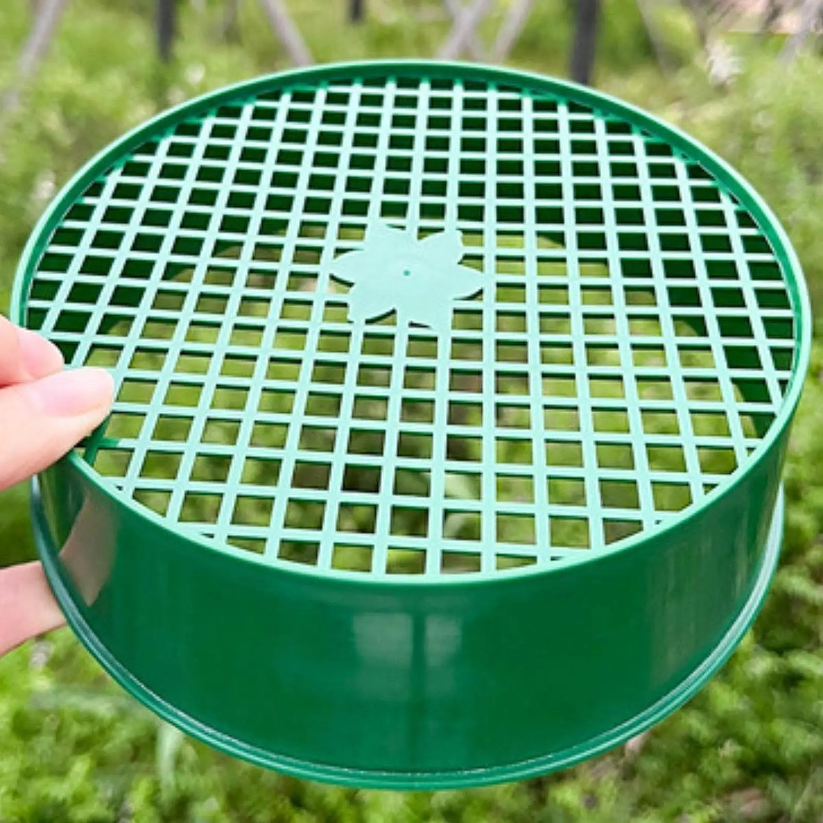 Garden Sieve Soil Sifter Green Portable Beach Sand Sifter Soil Sifting Pan for Small Gravel Rocks Topsoil Particle Planting
