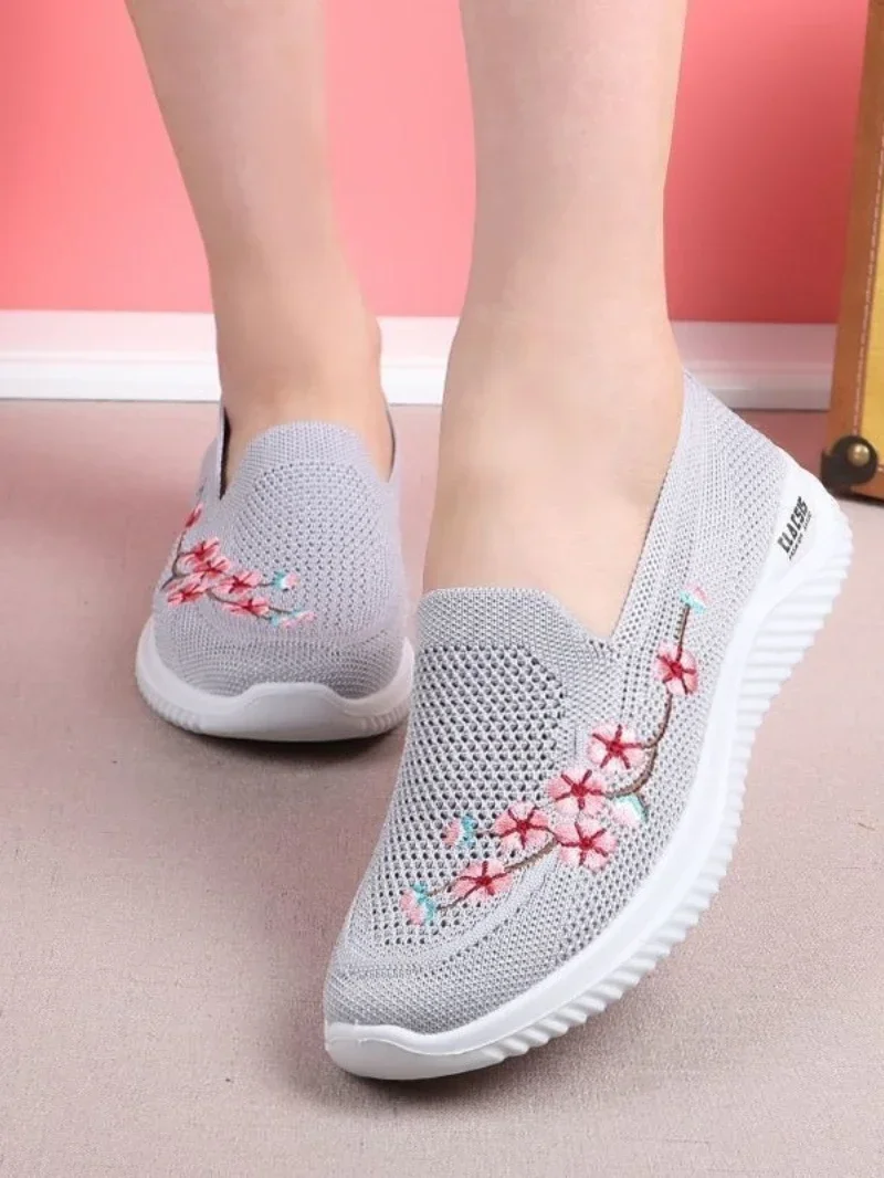 Vulcanized shoes fashion embroidered shoes lightweight soft soled middle-aged mother sports shoes non-slip breathable fabric