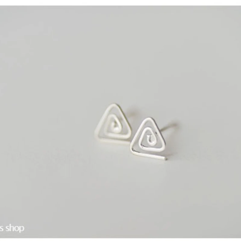 أقراط من الفضة النقية عيار 925 بتصميم حلزوني مثلث أنيق وبسيط وأنيق ومجوهرات أذن على الطراز الكوري للنساء