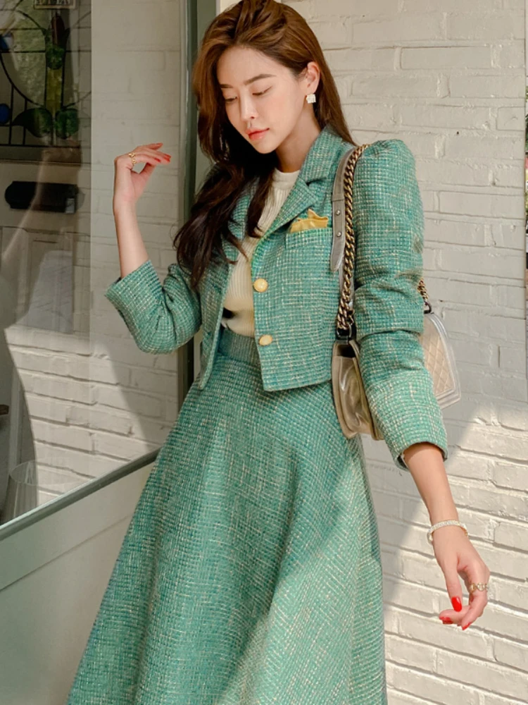 Frauen zweiteiliges Set koreanischen Chic Französisch Temperament V-Ausschnitt Perlen knopf Puff ärmel kurze Jacke hohe Taille Swing Rock Anzüge