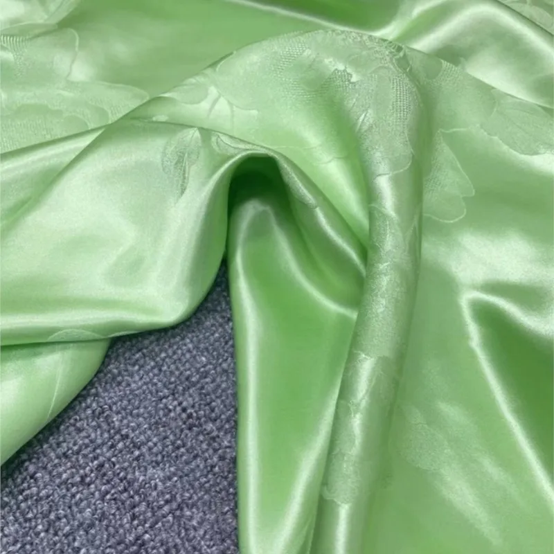 Frühfrühlingsneues Produkt 7-farbiger King-Satin-Jacquard-Stoff aus Seide, 35 mm breit, Cheongsam