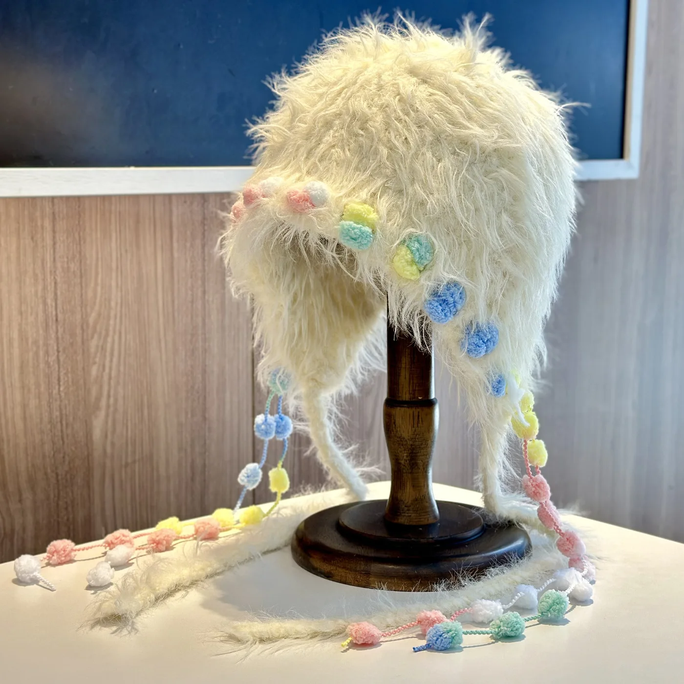 

2025 зимняя новая милая и милая женская шапка с плюшевым ремешком, теплая вязаная шапка с защитой ушей, допаминовая шапка с изображением лица, демонстрирующая маленькую шапку Lei Feng