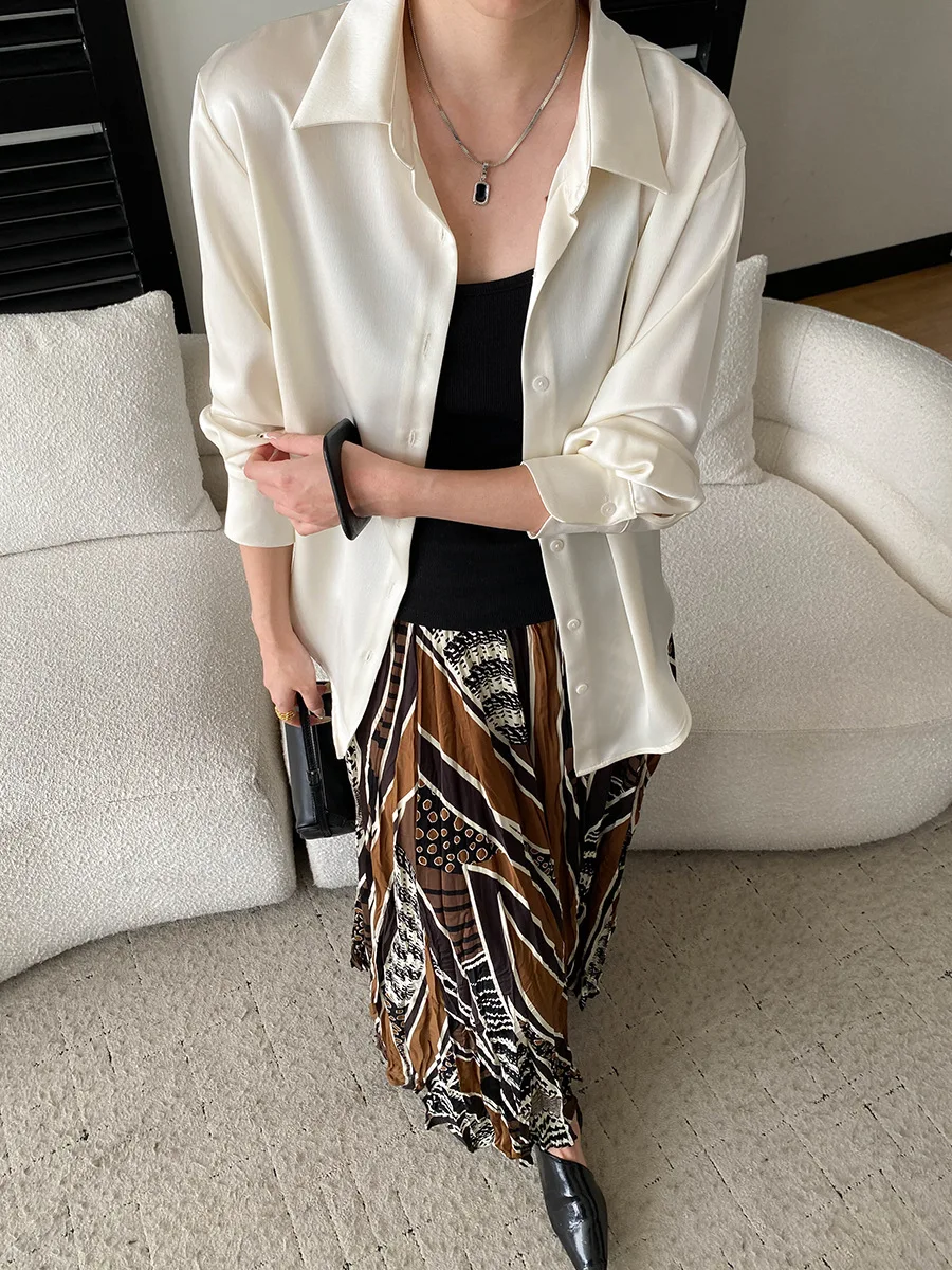 

Весенняя женская рубашка свободного кроя из атласа с французским воротником, однотонная, с длинными рукавами.