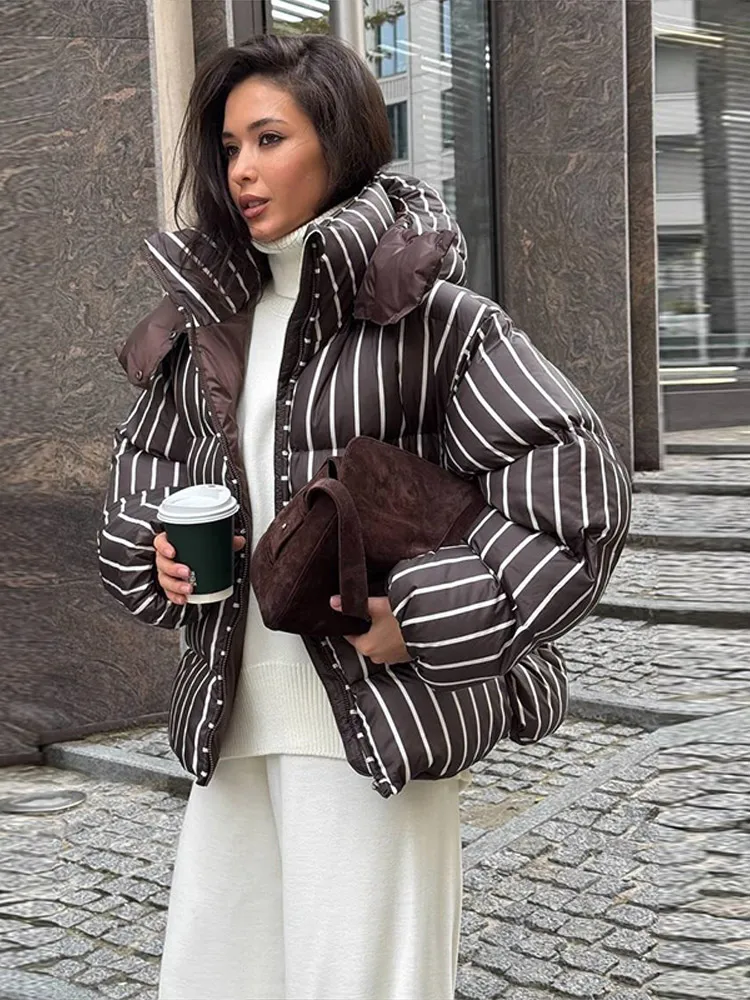 سترة مبطنة شتوية مخططة للنساء مع قلنسوة سميكة واحدة الصدر وأكمام طويلة 2025 معطف نسائي غير رسمي جديد ملابس خارجية فضفاضة أنيقة