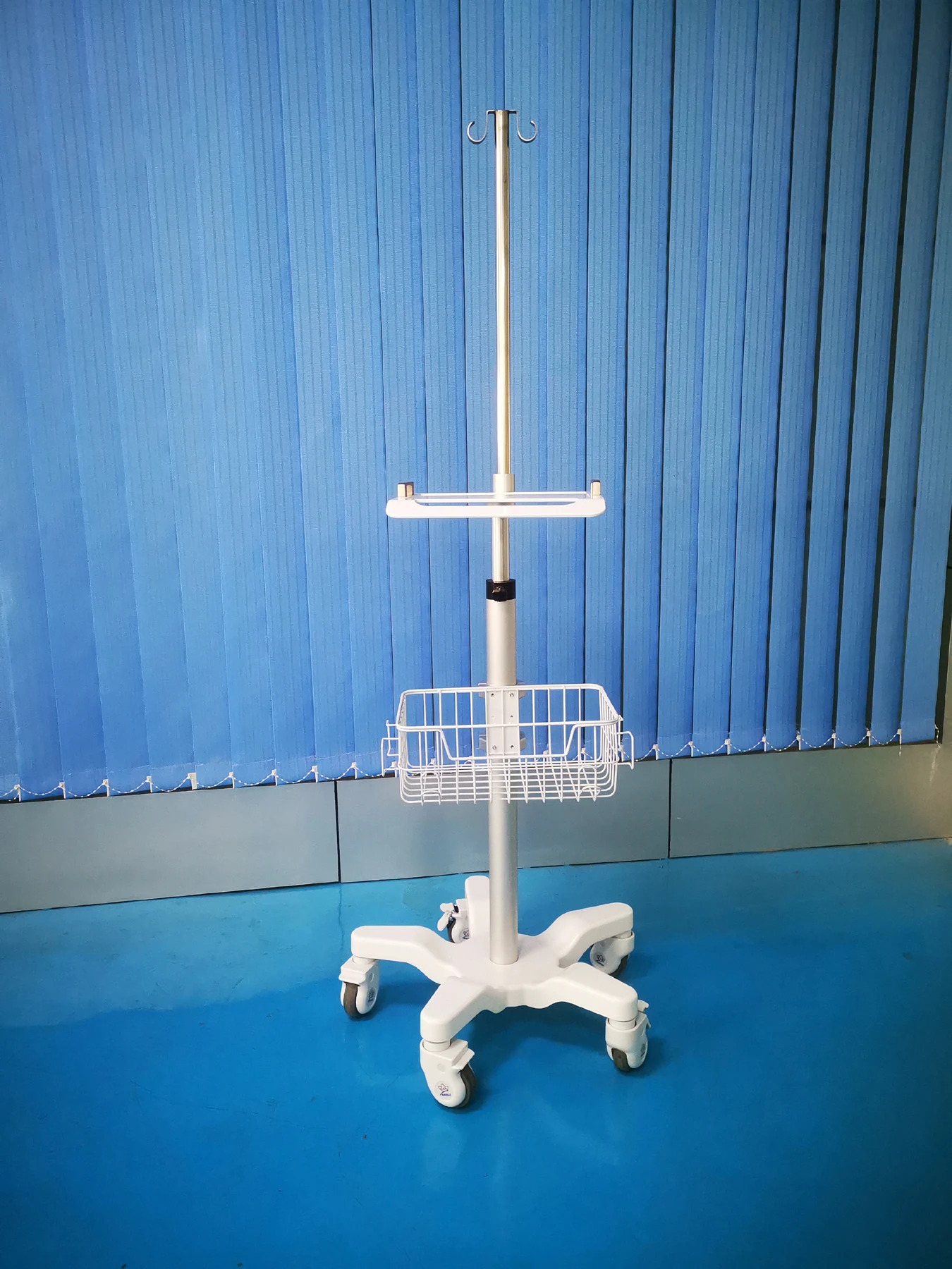 Carrello ECG con supporto per infusione per ospedale.