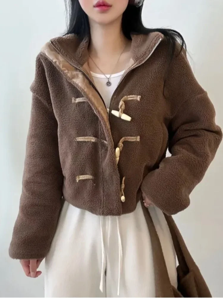 Elegancki zimowy płaszcz damski z bawełny i futra jagnięcego, ciepły, wygodny, z imitacją skóry, futra owczego, aksamitu, zapinany na guziki.