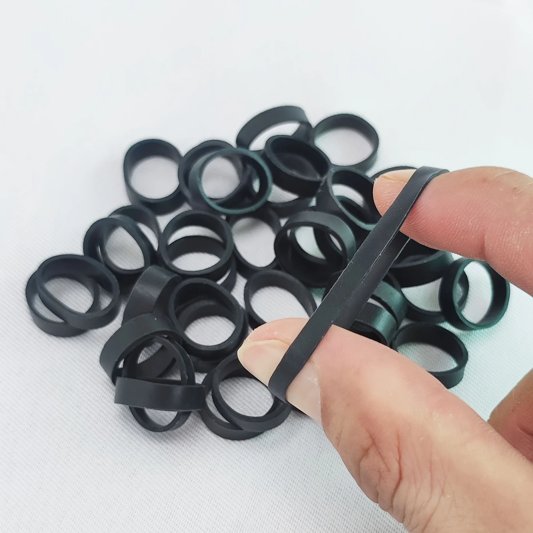 500 stücke schwarze Mini-Gummibänder 15mm x 5mm Gummibänder, die für Schreibwaren der Büros chule verwendet werden, liefern ein robustes Gummiband