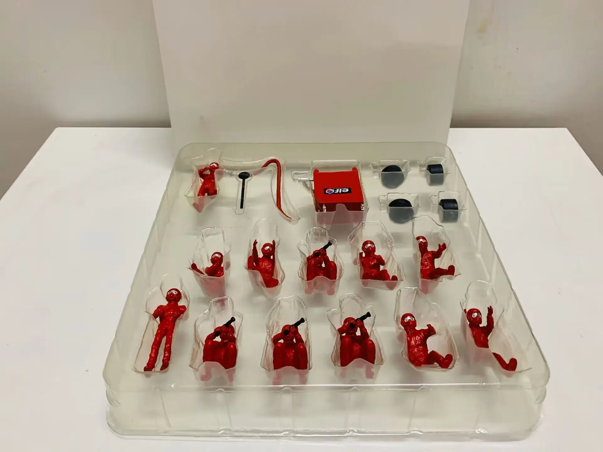 1/43 Scale F1 Racing Maintenance Station Scene Puppet Red Gifts Toy Model Worker 4.5CM (1.77\