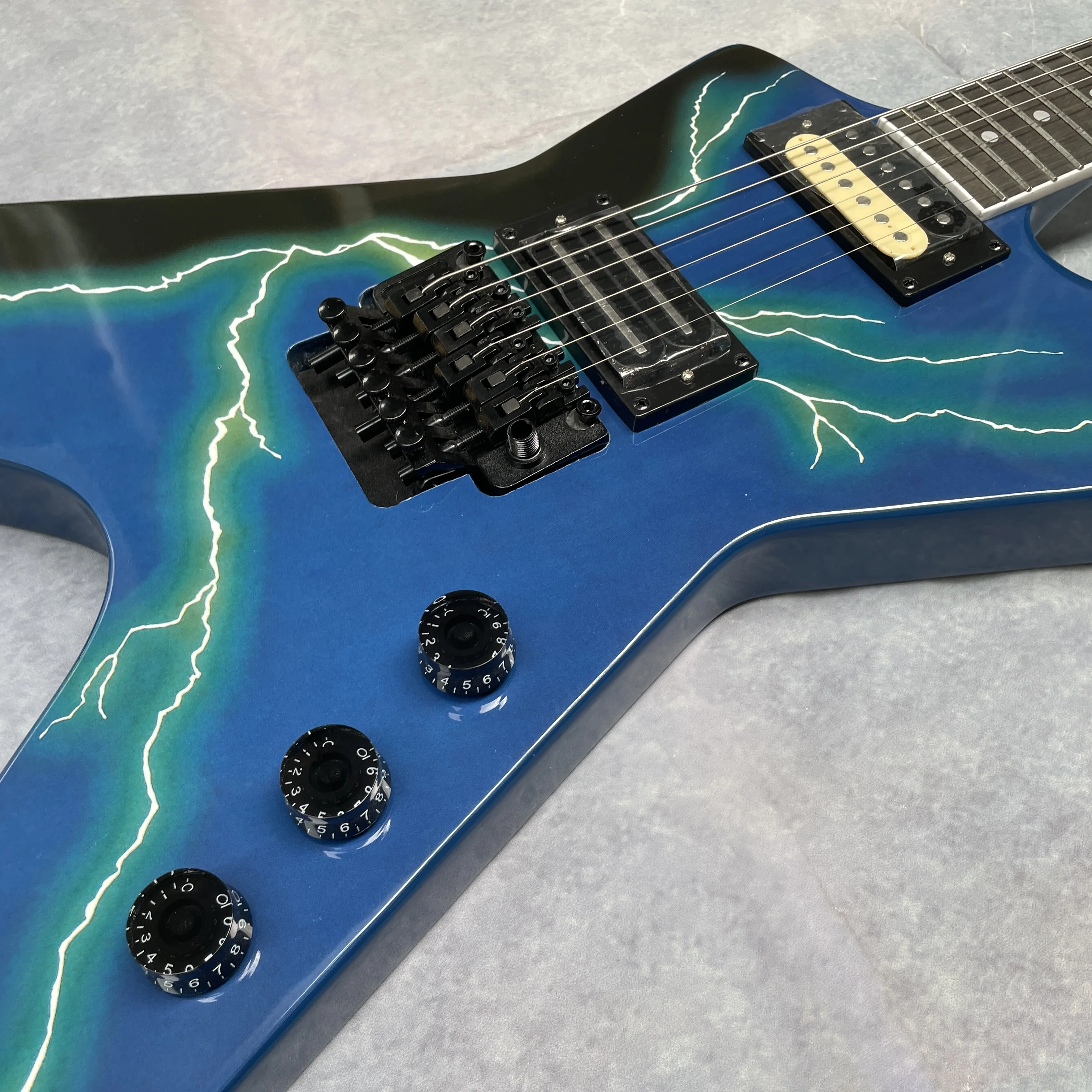 New 6-string blue electric guitar with yellow lightning paint and tremolo system guitars, a collectible performance guitarra view 5