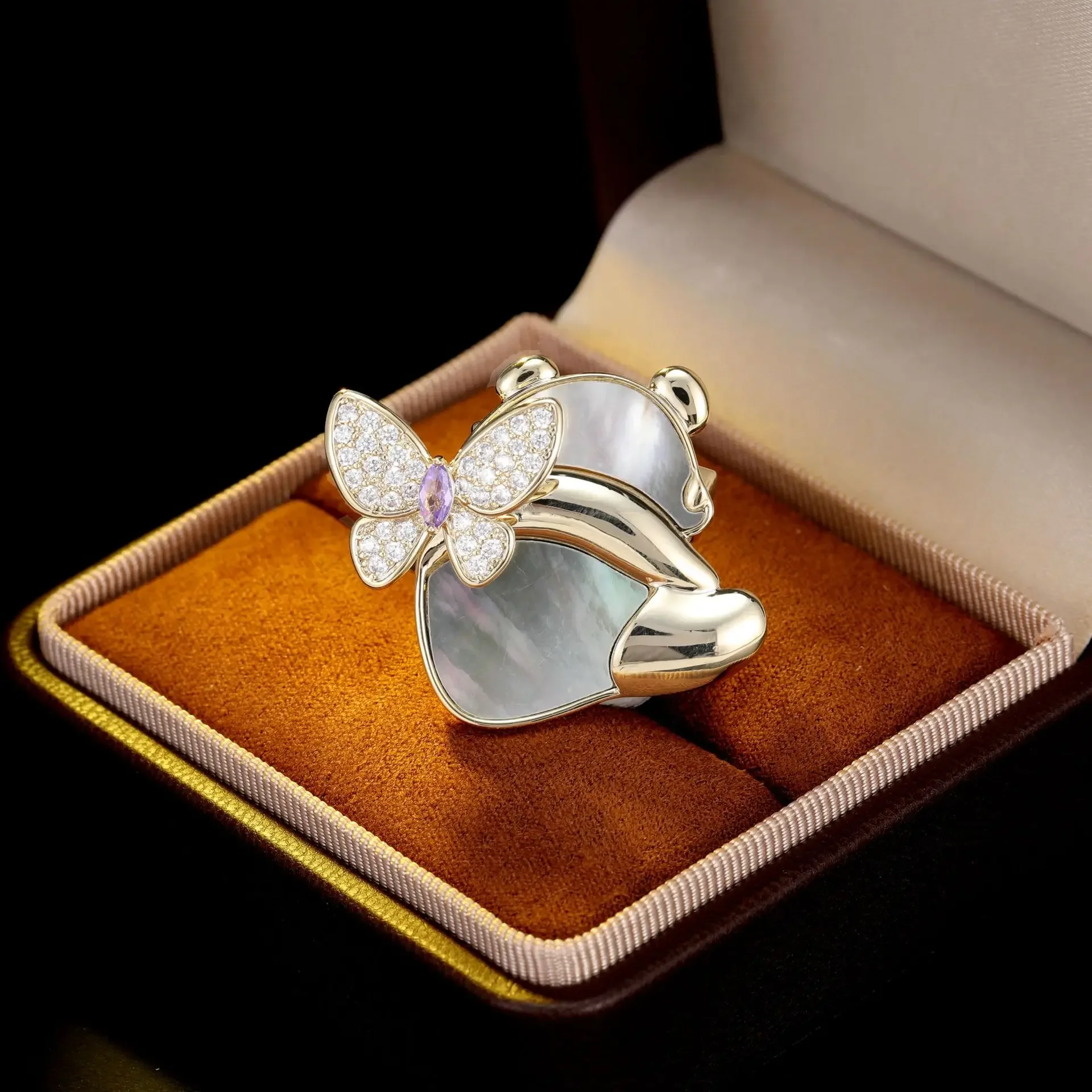 

High-end design sense, pure natural mother-of-pearl cute brooch, cute and interesting, cardigan accessory pin
