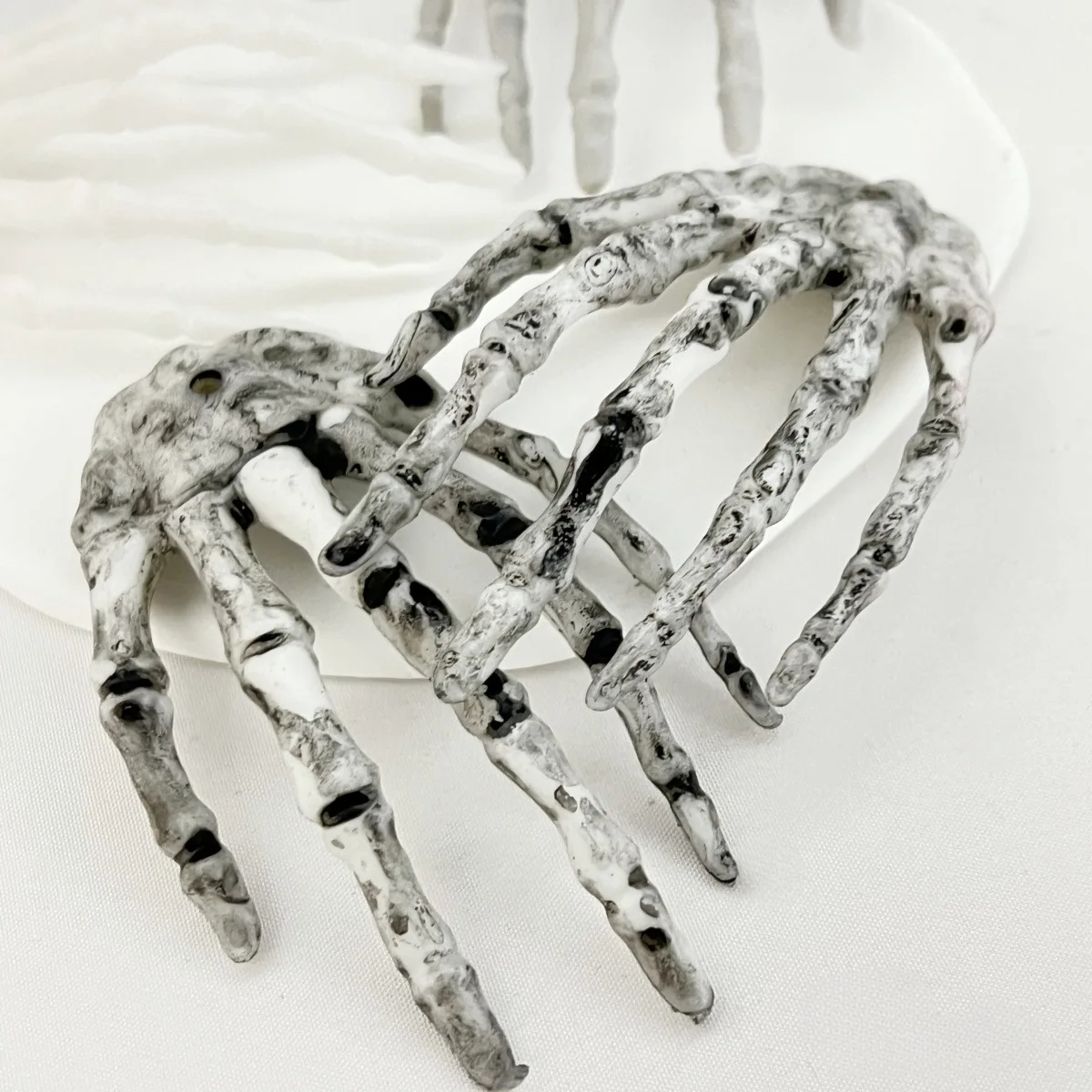 Halloween Skull Claw Skeleton Sub Haunted House Secret Room Bar Horror Photography Props Tricky Pendant Accessories Ghost Hand