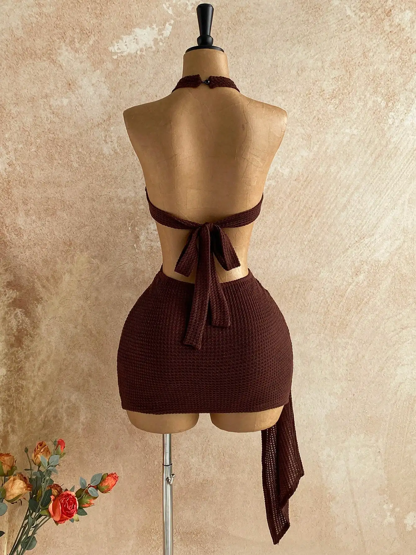 

Коричневое мини-платье с вырезом на шее и ажурными вставками в богемном стиле для отпуска