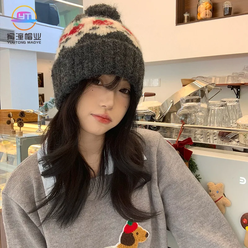 

Adorable Apple Jacquard Knit Hat Warm Fleece-Lined Windproof Earflap Hat Autumn/Winter Fashionable Knit Hat for All Occasions