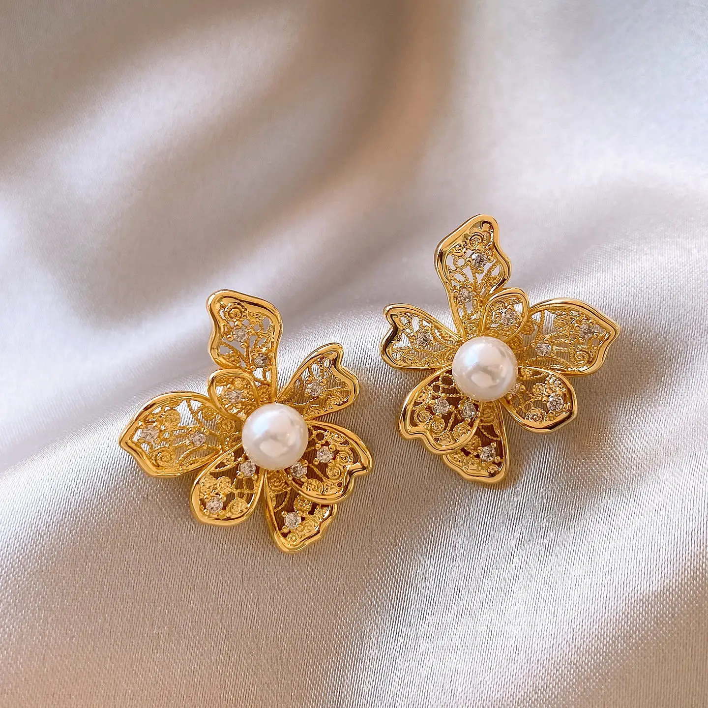 18K Vergoldete Mikro-Perlen Hohle Blumen-Ohrringe für Damen-Modeschmuck Elegante Sensation Neu 2026 Ohrstecker Ohrschmuck – Detail 6