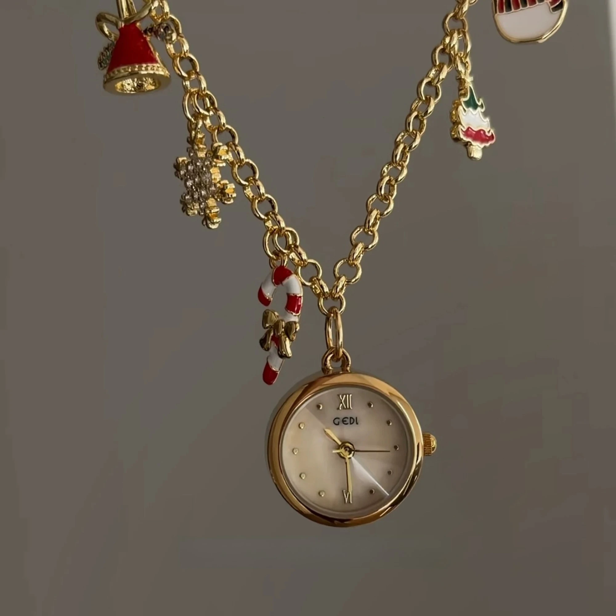 Montre pour femme avec pendentif multi-éléments de Noël, montre à quartz, bracelet exquis, cadeau de Noël pour femme